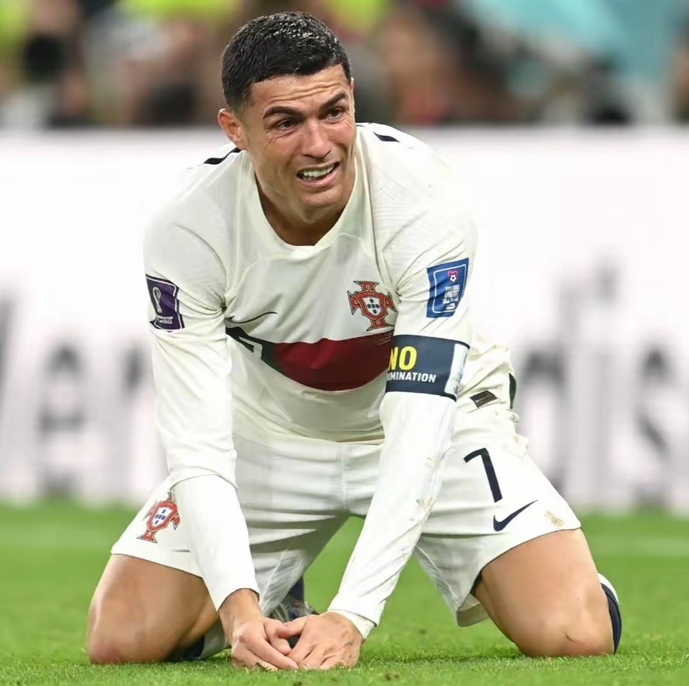 包含巴萨今日表现抢眼，C罗整场无解，教练赛后亲自拥抱的词条